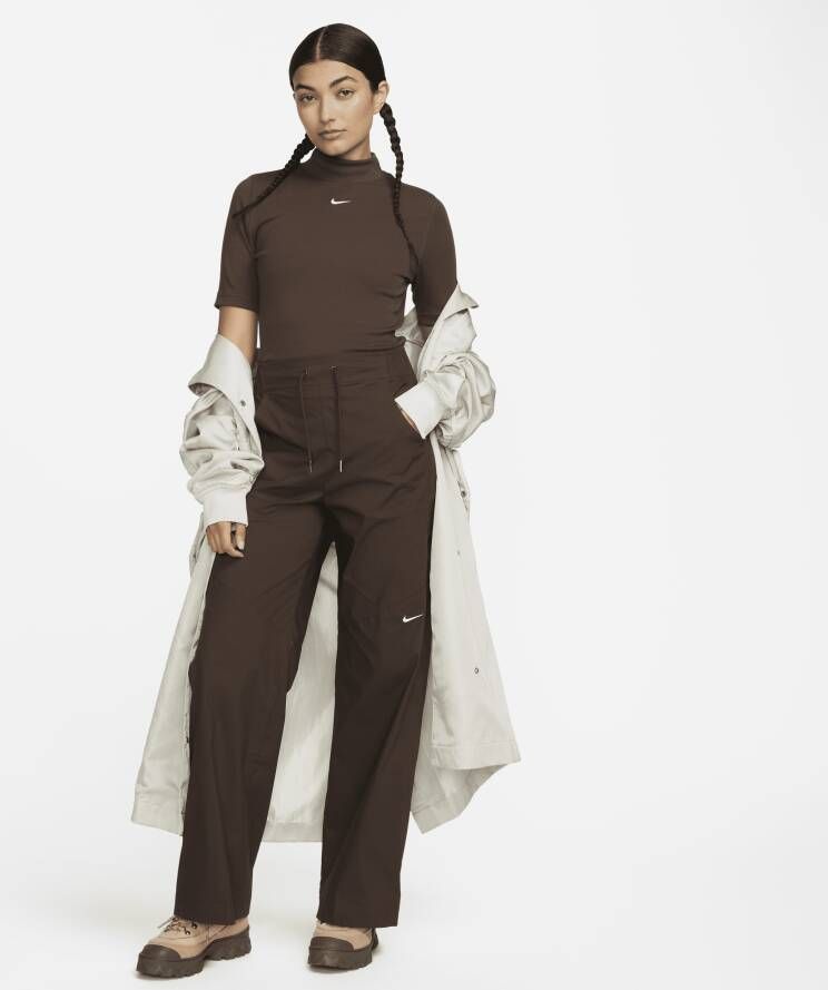 Nike Sportswear Essentials geribde damestop met hoge kraag en korte mouwen Bruin