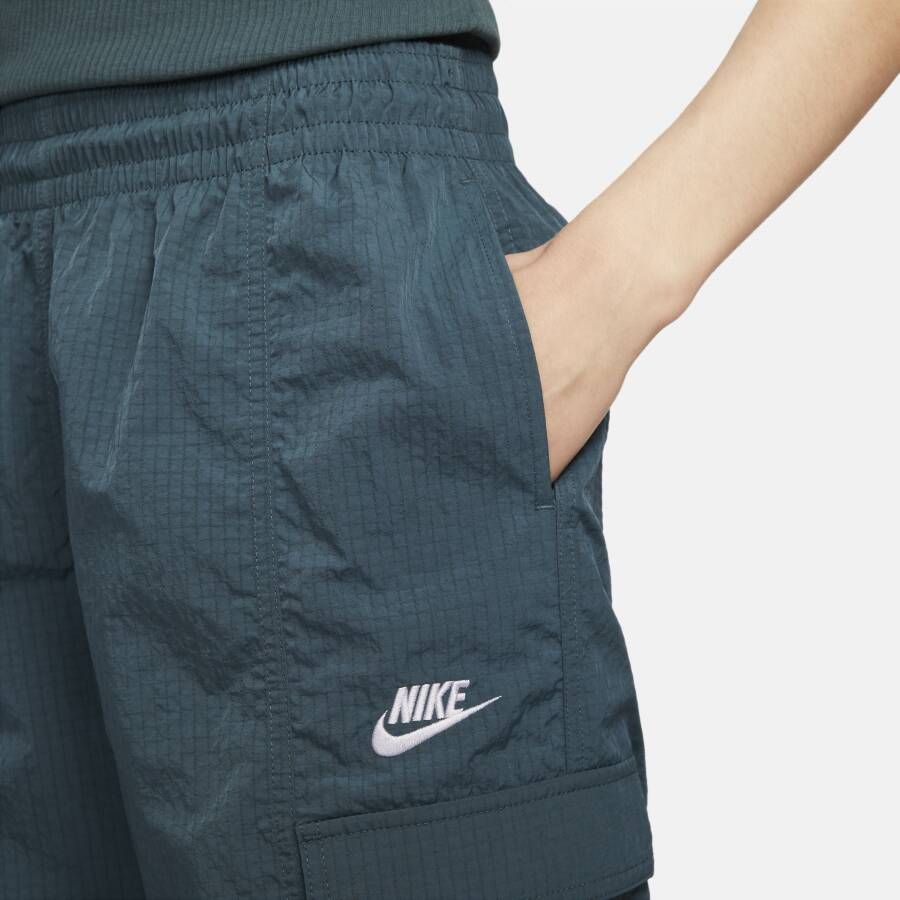 Nike Sportswear Geweven cargobroek voor dames Groen