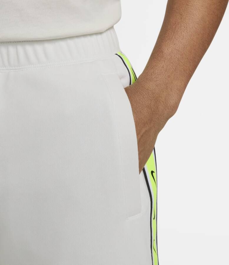 Nike Sportswear herenshorts van sweatstof met herhaald patroon Wit