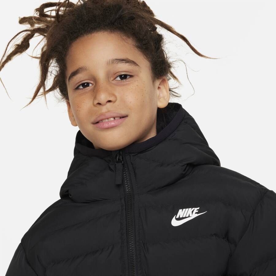 Nike Sportswear Lightweight Synthetic Fill ruimvallend kinderjack met capuchon Zwart