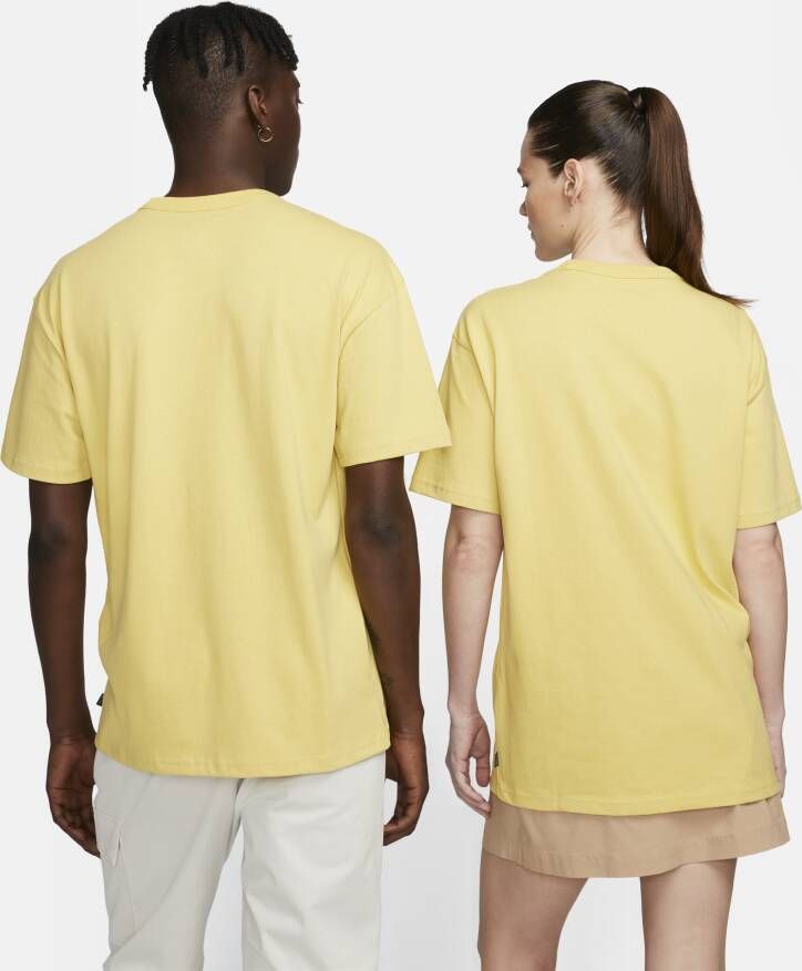 Nike Sportswear Premium Essentials T-shirt voor heren Geel - Foto 2