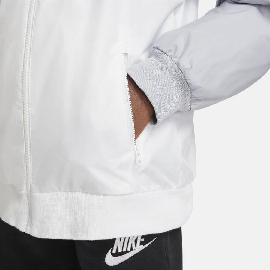 Nike Sportswear Windrunner ruimvallend jongensjack op heuplengte met capuchon Wit