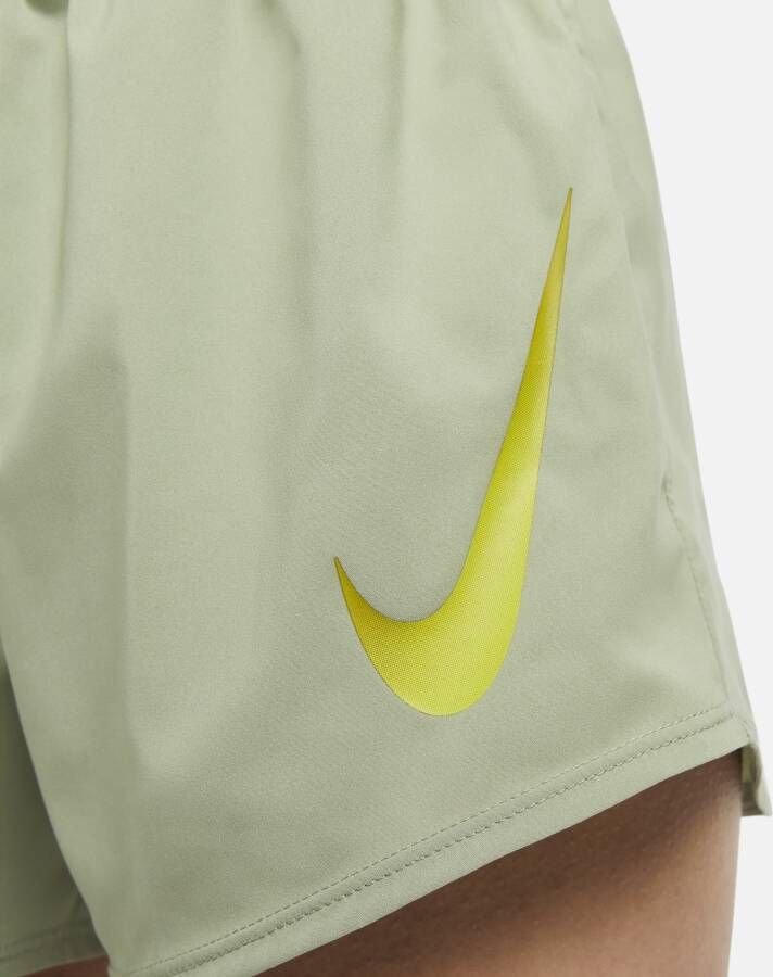 Nike Swoosh Hardloopshorts met binnenbroek voor dames Groen