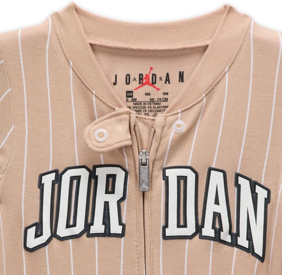 Jordan 23 coverall met voetjes voor baby's (0-9 maanden) Bruin