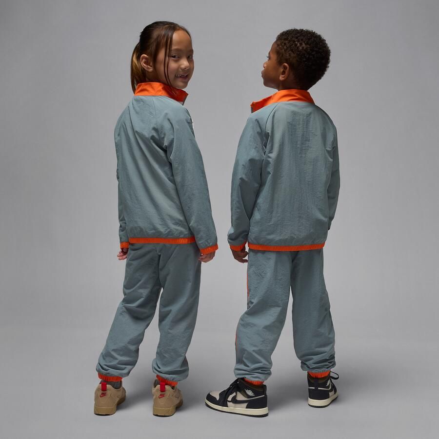 Jordan tweedelige kleuterset met windjack en biezen op beide kledingstukken Grijs