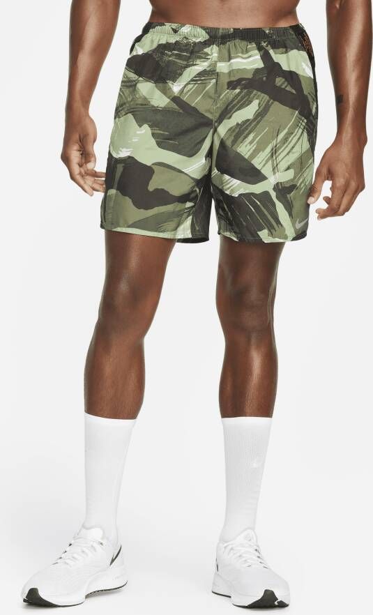 Nike Challenger Hardloopshorts met binnenbroek en camouflageprint voor heren (18 cm) Groen