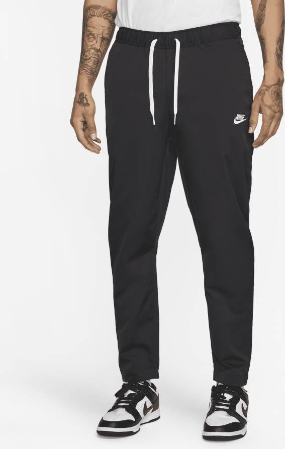 Nike Club Geweven broek met toelopende pijpen Zwart