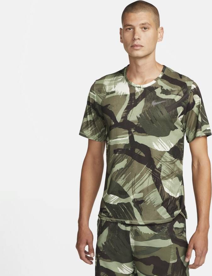 Nike Dri-FIT Miler Hardlooptop met korte mouwen en camouflageprint voor heren Groen