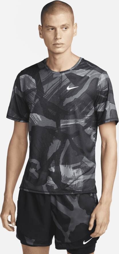 Nike Dri-FIT Miler Hardlooptop met korte mouwen en camouflageprint voor heren Zwart