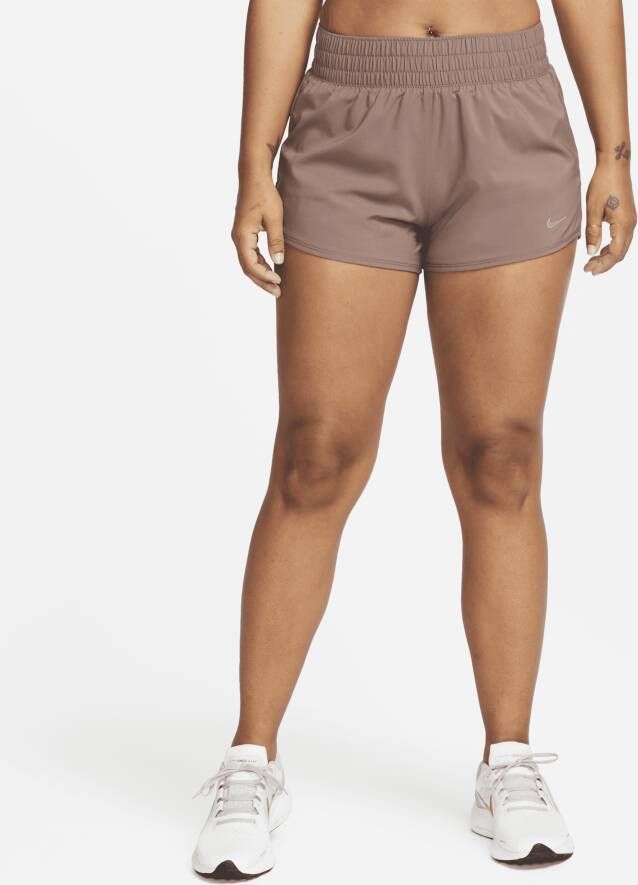 Nike One Dri-FIT damesshorts met halfhoge taille en binnenbroekje (8 cm) Bruin