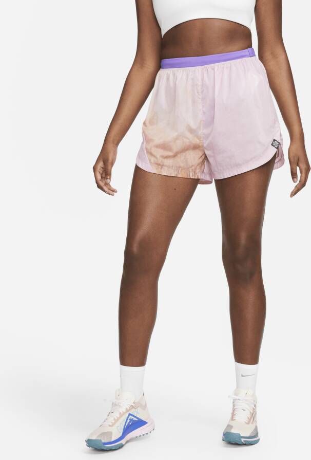 Nike Dri-FIT Repel Hardloopshorts met binnenbroekje halfhoge taille en zakken voor dames (8 cm) Geel