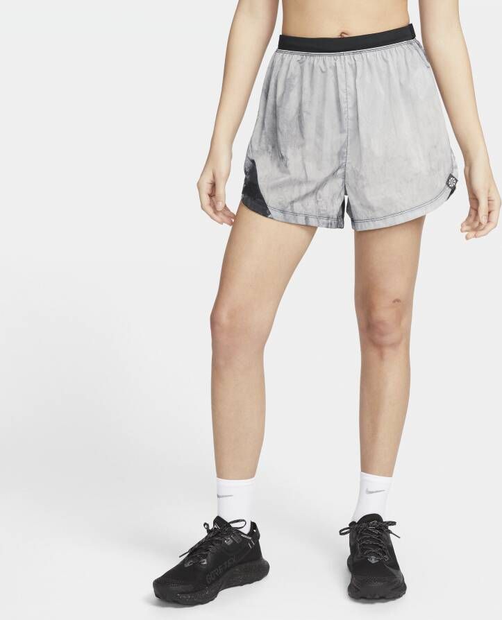 Nike Dri-FIT Repel Hardloopshorts met binnenbroekje halfhoge taille en zakken voor dames (8 cm) Zwart