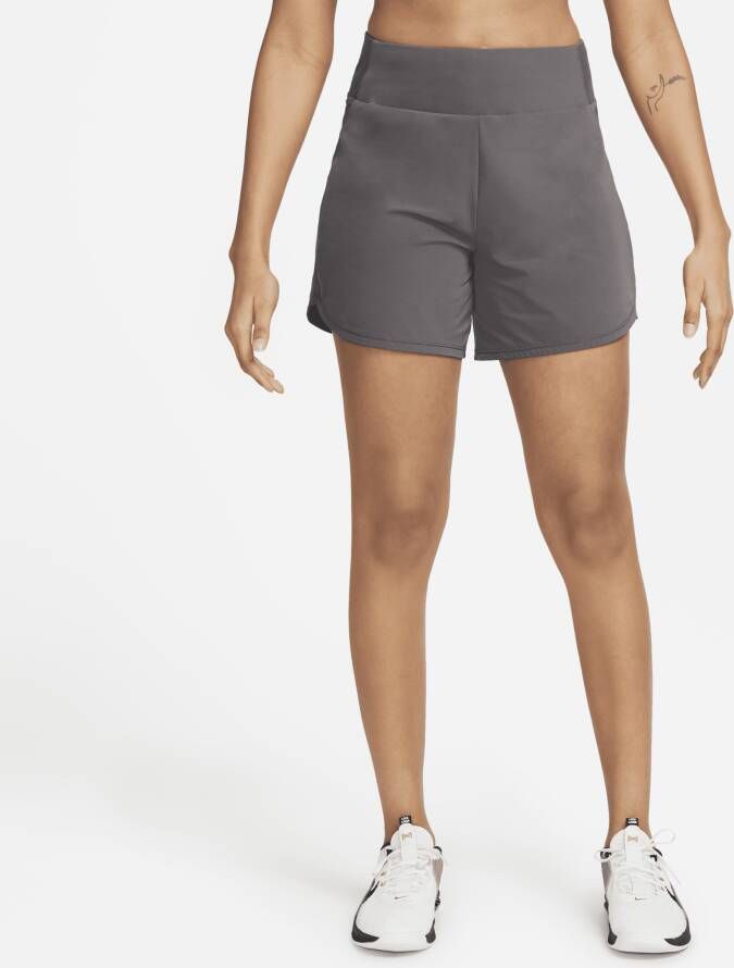Nike Bliss Dri-FIT damesshorts met middelhoge taille en binnenbroekje (13 cm) Bruin