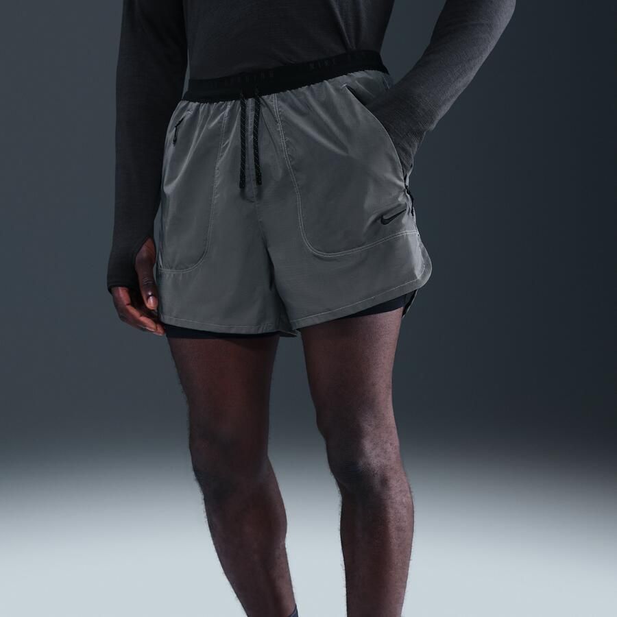 Nike 2-in-1 hardloopshorts met reflecterend design voor heren (10 cm) Zwart