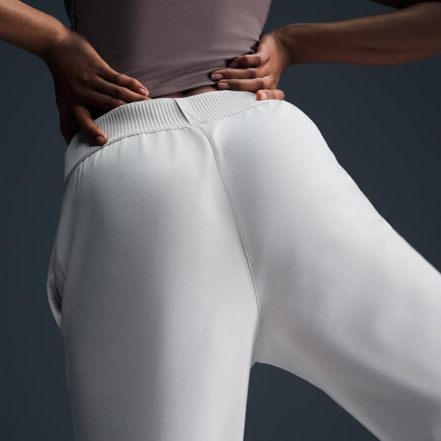 Nike 24.7 ImpossiblySoft Dri-FIT joggingbroek met halfhoge taille voor dames Bruin - Foto 6