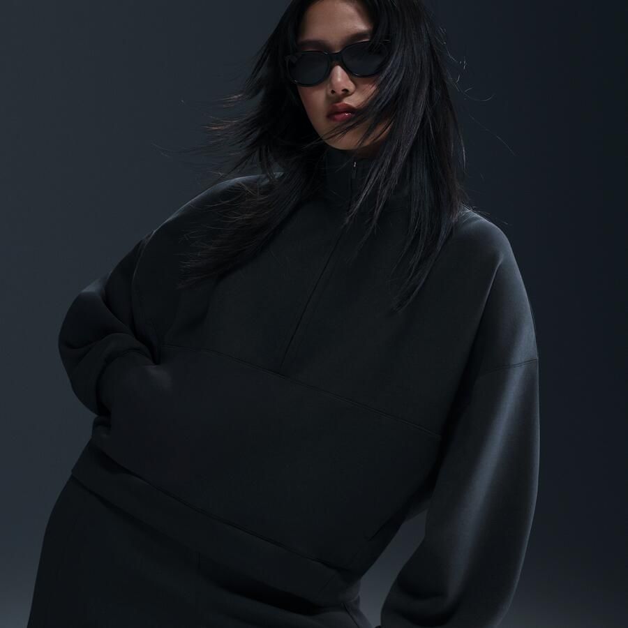 Nike 24.7 ImpossiblySoft Dri-FIT oversized damestop met halflange rits Zwart