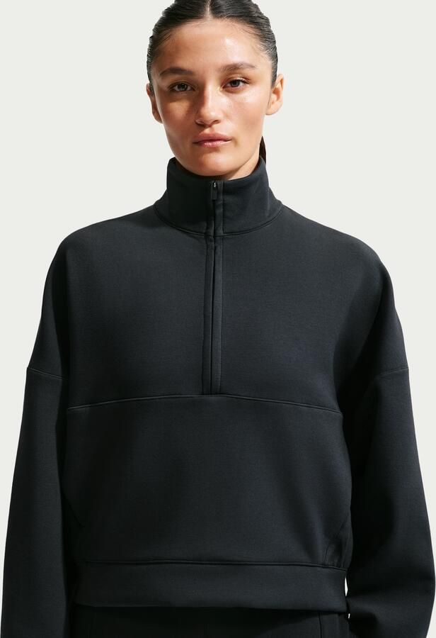Nike 24.7 ImpossiblySoft Dri-FIT oversized damestop met halflange rits Zwart