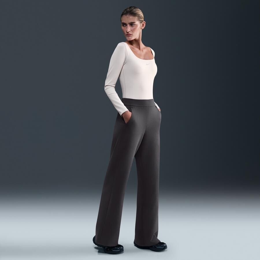 Nike 24.7 ImpossiblySoft Dri-FIT ruimvallende broek met hoge taille en flare voor dames Grijs - Foto 4