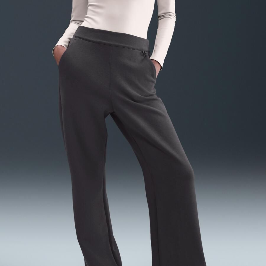 Nike 24.7 ImpossiblySoft Dri-FIT ruimvallende broek met hoge taille en flare voor dames Grijs