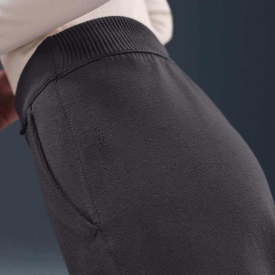 Nike 24.7 ImpossiblySoft Dri-FIT ruimvallende broek met hoge taille en flare voor dames Grijs - Foto 2