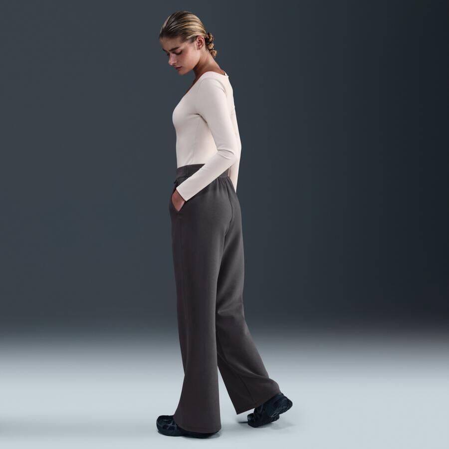 Nike 24.7 ImpossiblySoft Dri-FIT ruimvallende broek met hoge taille en flare voor dames Grijs - Foto 3