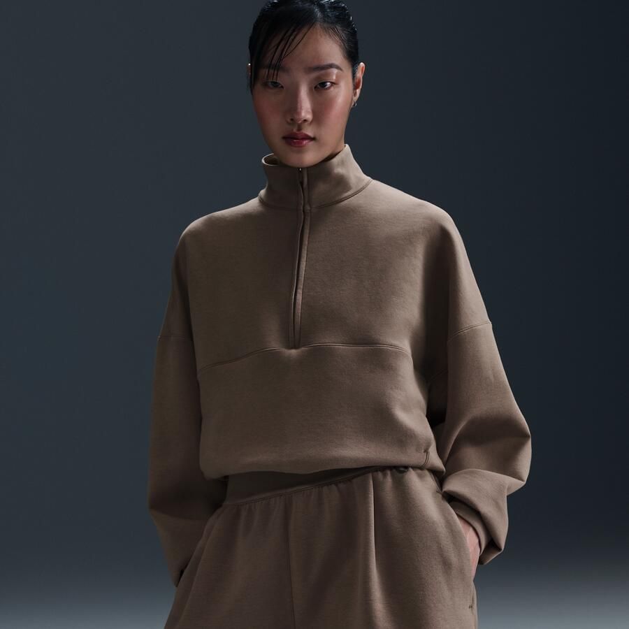 Nike 24.7 ImpossiblySoft ruimvallende damesshorts met Dri-FIT en halfhoge taille (10 cm) Bruin