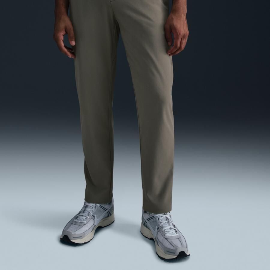 Nike 24.7 PerfectStretch Dri-FIT aansluitende chinobroek voor heren Groen - Foto 3