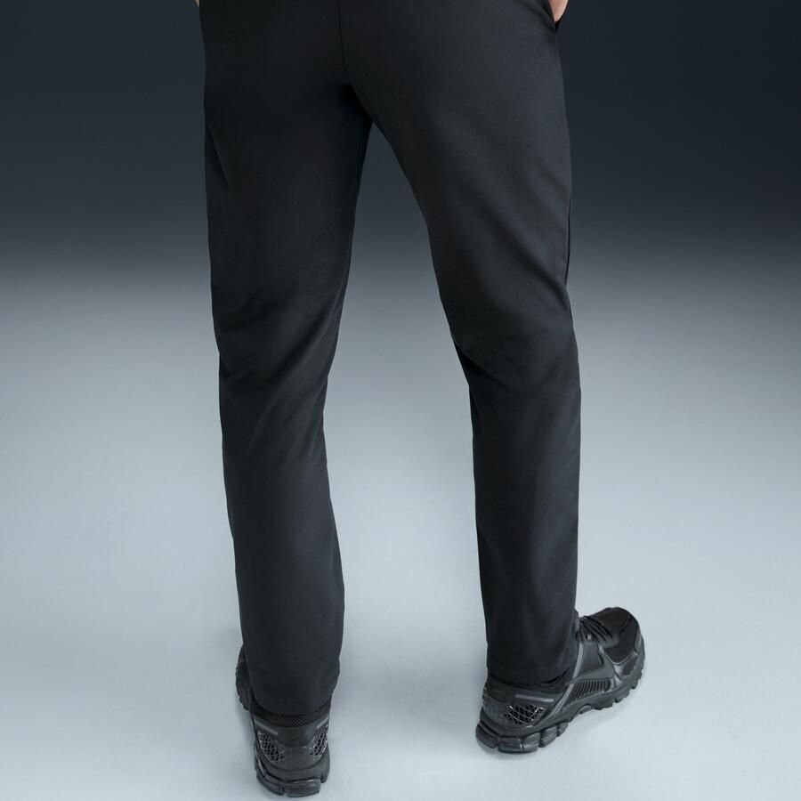 Nike 24.7 PerfectStretch Dri-FIT aansluitende chinobroek voor heren Zwart