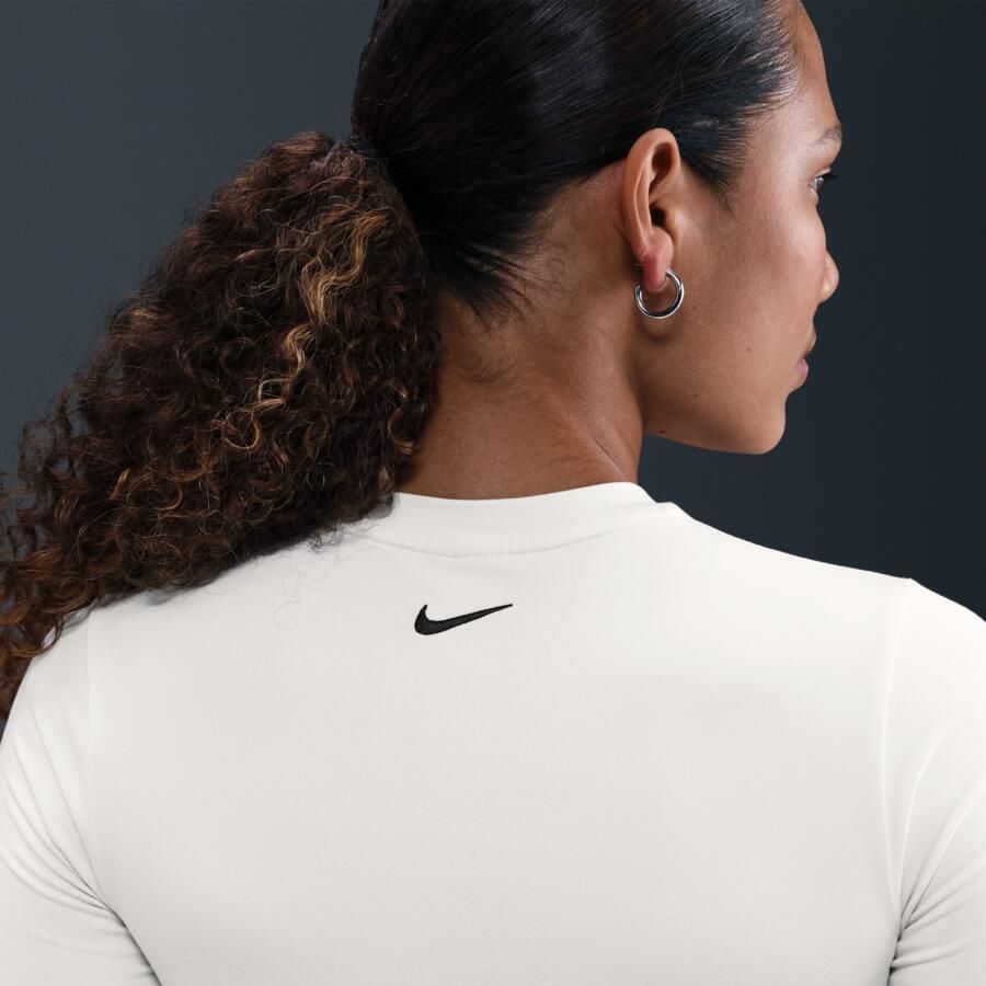 Nike aansluitend kort T-shirt met lange mouwen voor dames Bruin