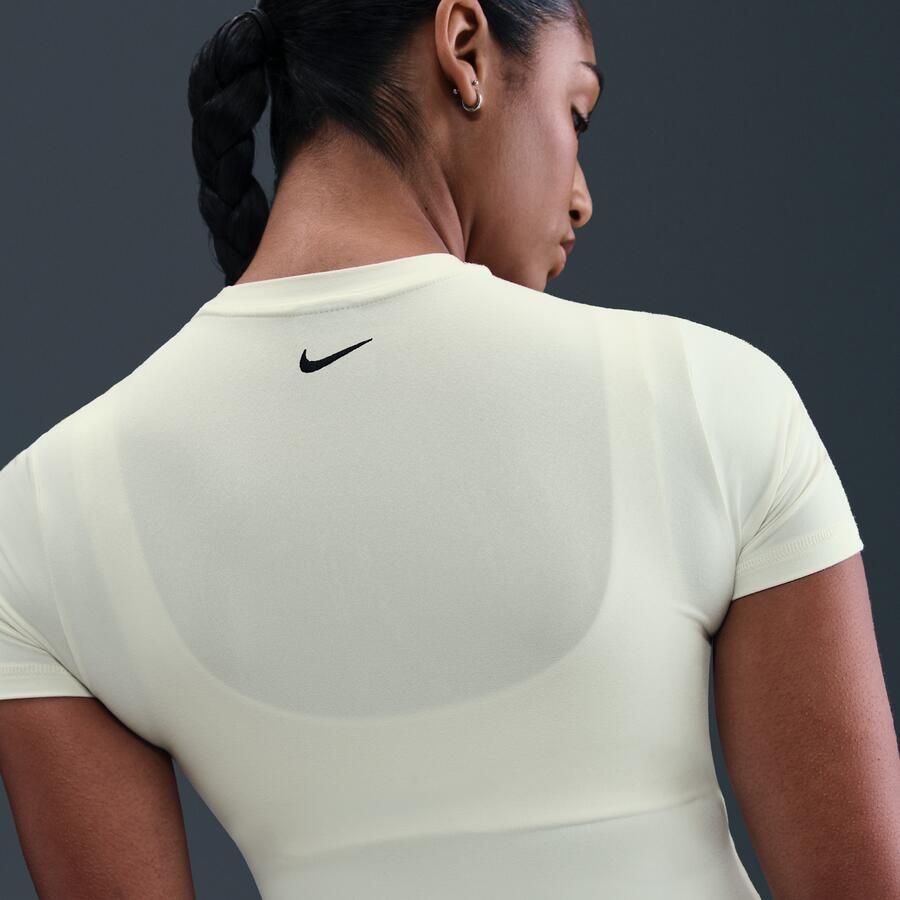 Nike aansluitend kort T-shirt voor dames Bruin