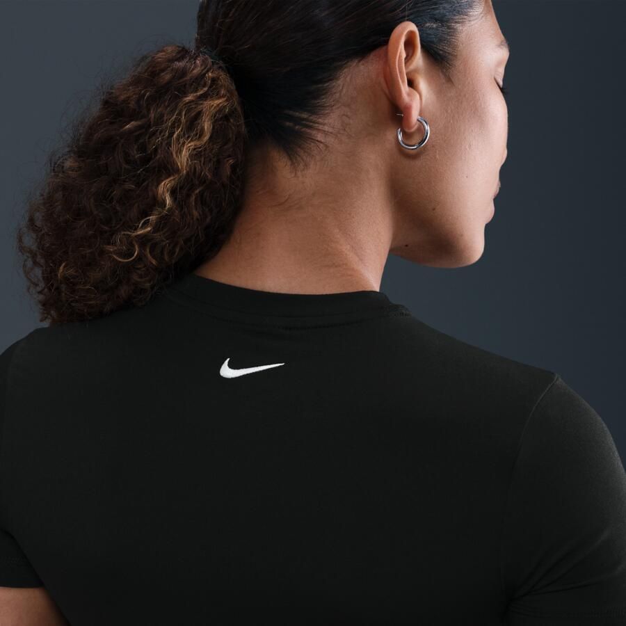 Nike aansluitend kort T-shirt voor dames Zwart