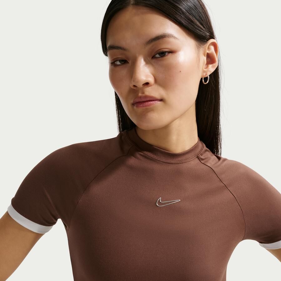 Nike aansluitende top met korte mouwen voor dames Bruin