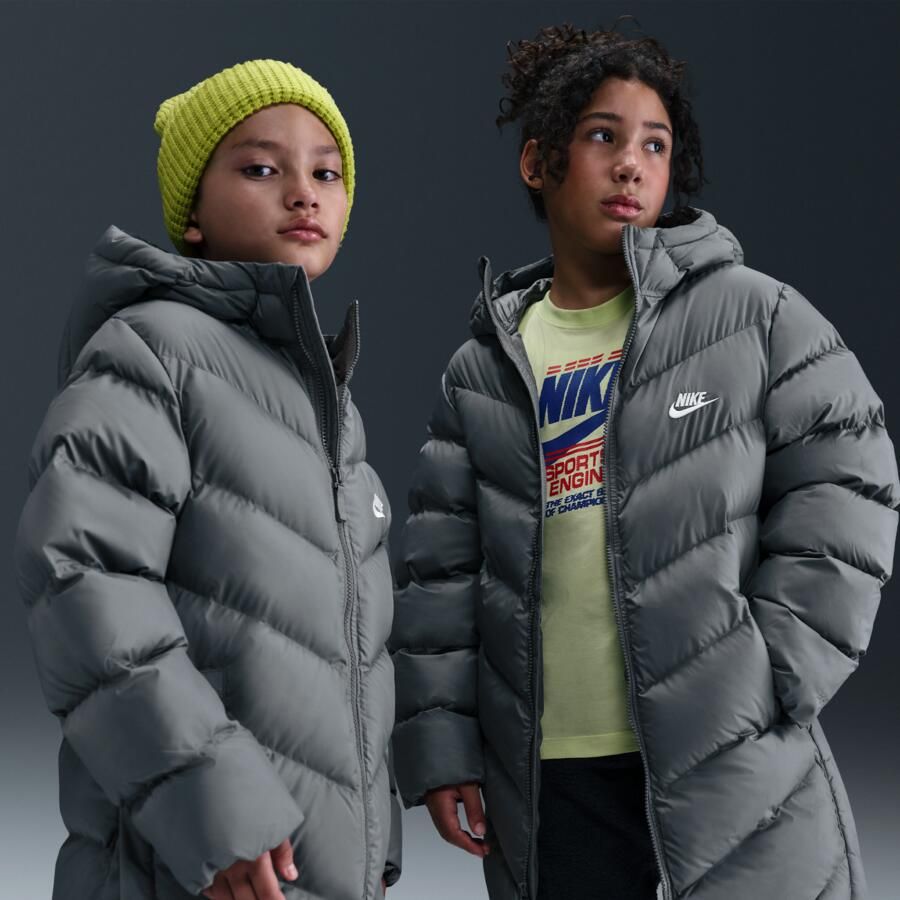 Nike All Day Play gewatteerd Therma-FIT jack met ruime pasvorm en middellange lengte voor kids Grijs - Foto 4