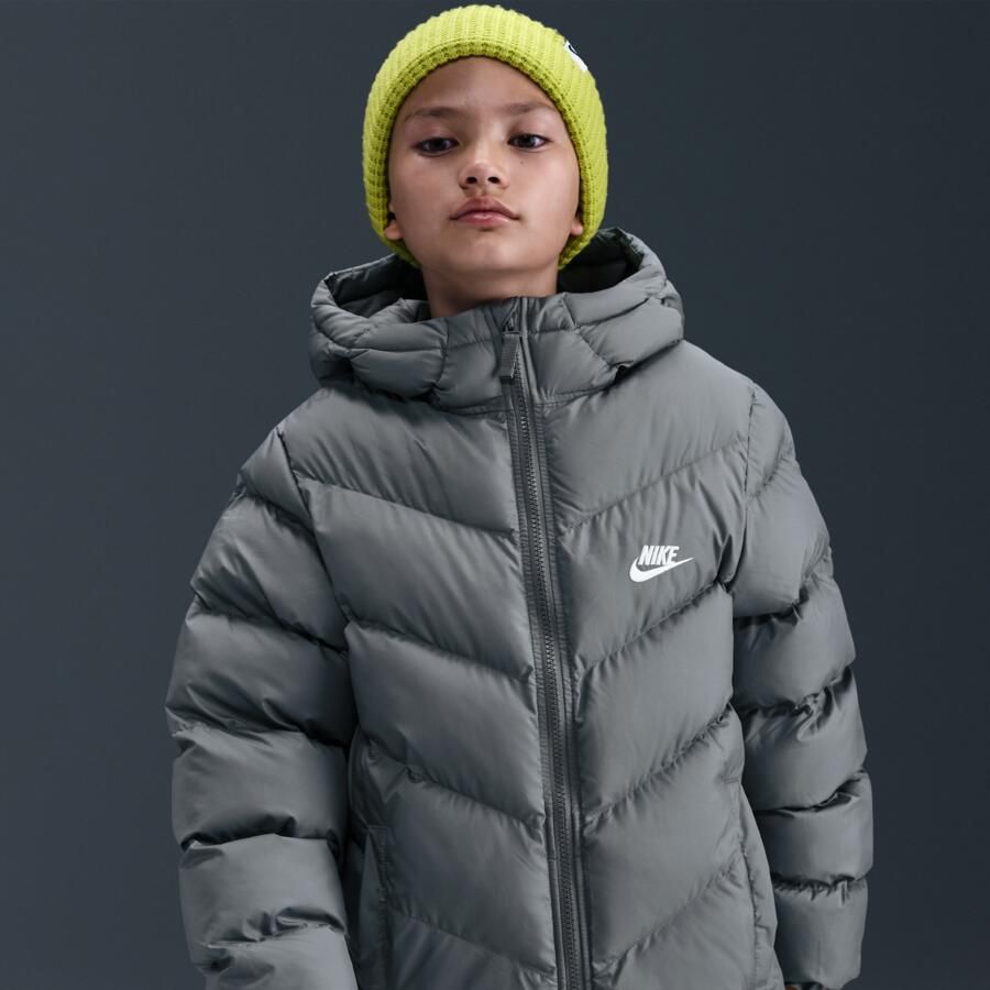 Nike All Day Play gewatteerd Therma-FIT jack met ruime pasvorm en middellange lengte voor kids Grijs - Foto 2