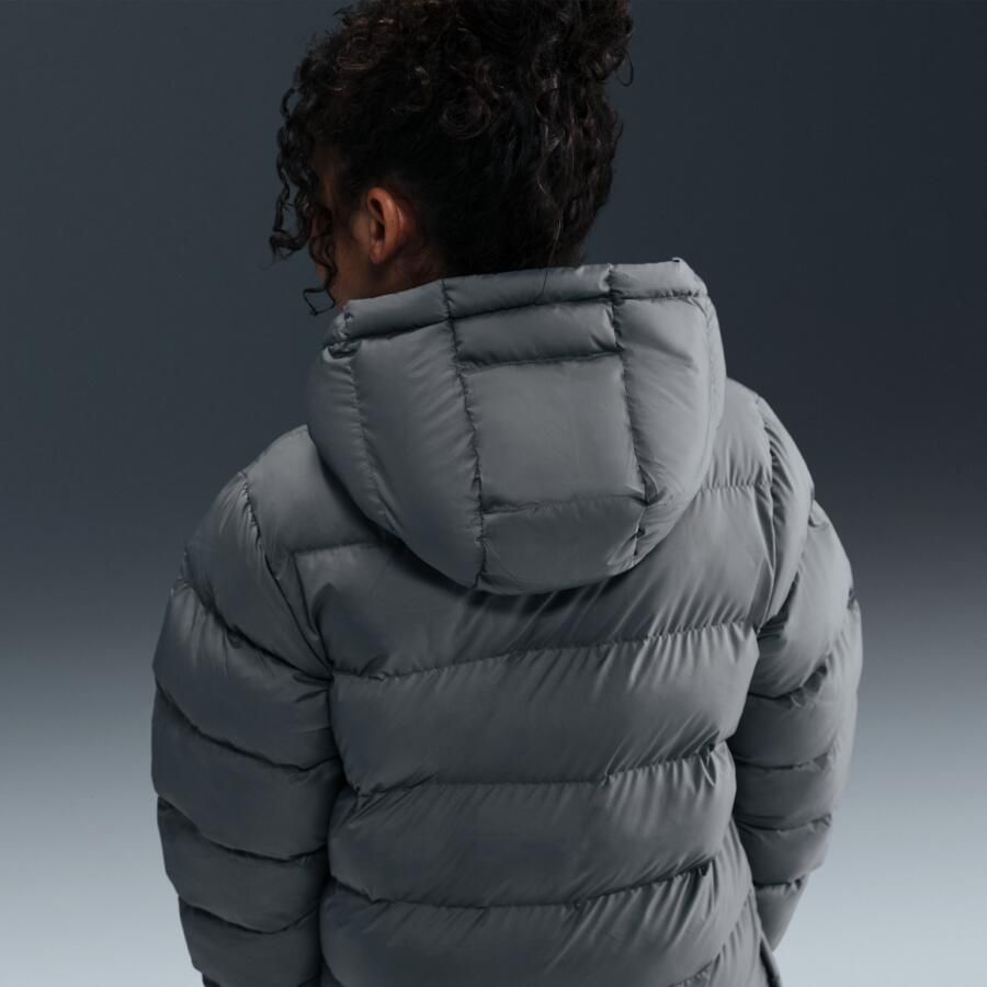 Nike All Day Play gewatteerd Therma-FIT jack met ruime pasvorm en middellange lengte voor kids Grijs - Foto 3