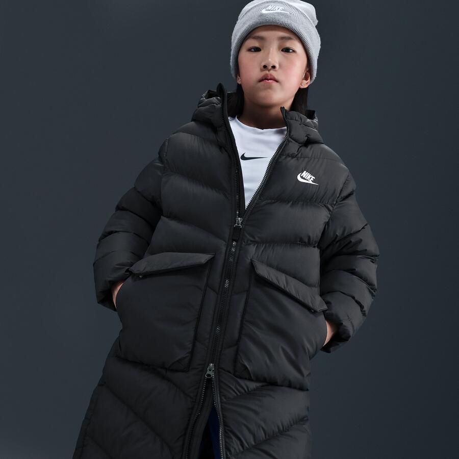 Nike All Day Play gewatteerde Therma-FIT parka met ruime pasvorm voor kids Zwart