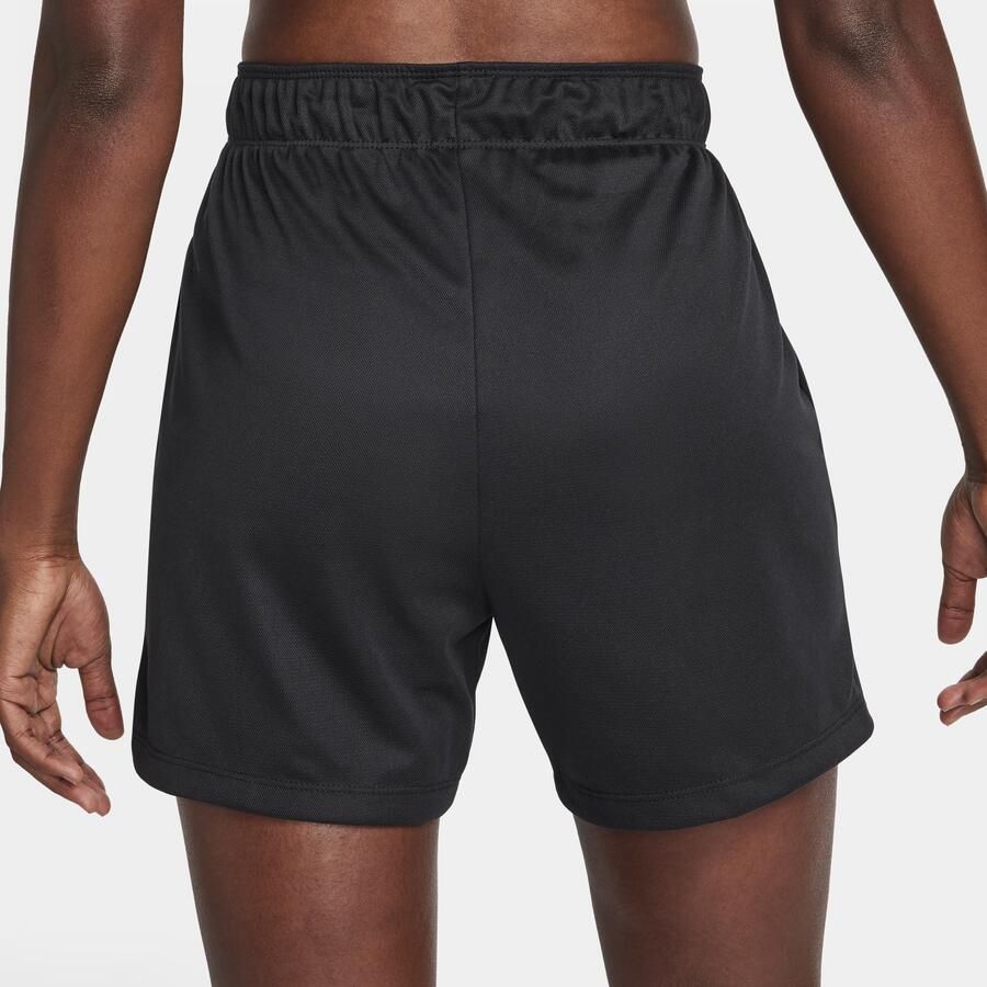 Nike Attack ongevoerde fitnesshorts met Dri-FIT en halfhoge taille voor dames (13 cm) Zwart