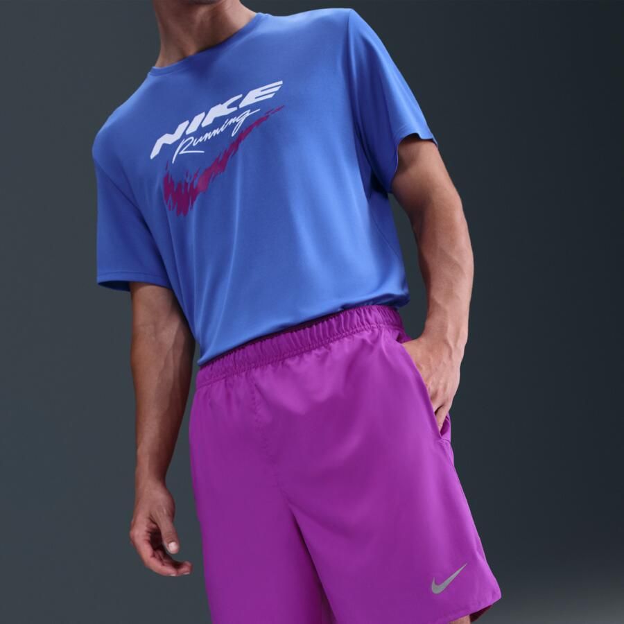 Nike Challenger Dri-FIT 2-in-1 hardloopshorts voor heren (18 cm) Paars