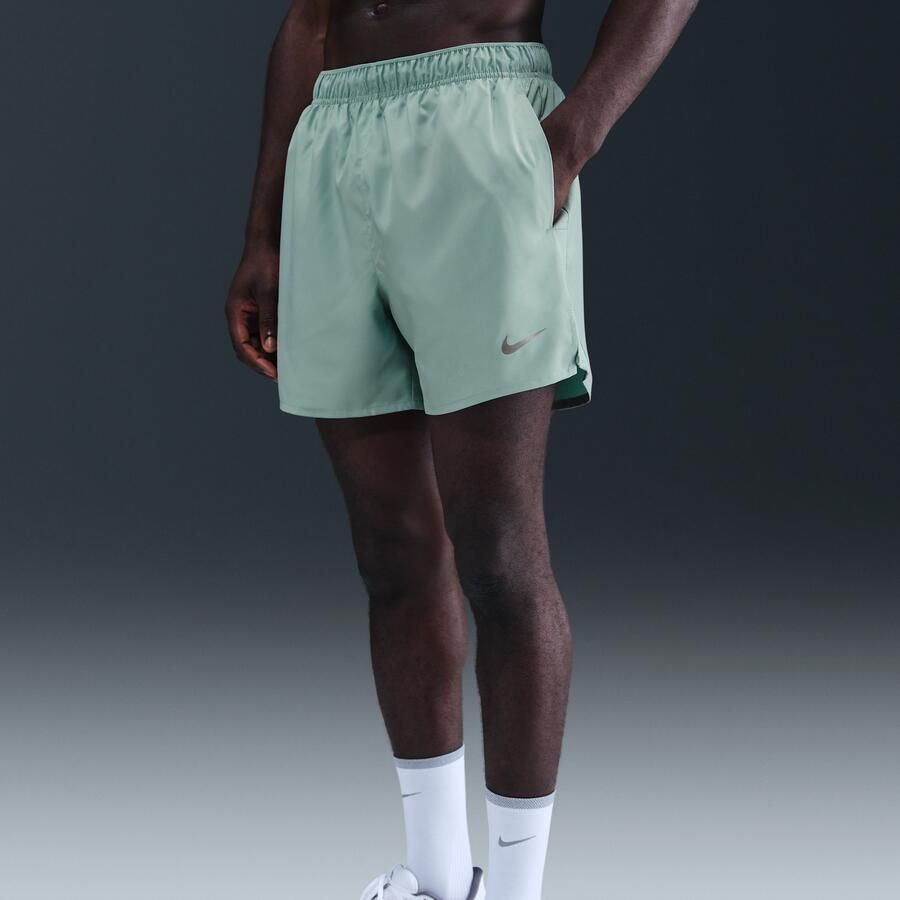Nike Challenger Dri-FIT hardloopshorts met binnenbroek voor heren (13 cm) Groen