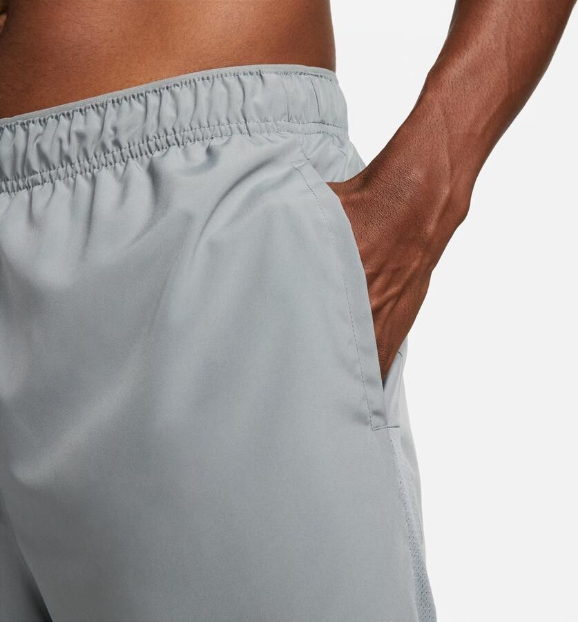 Nike Challenger Dri-FIT hardloopshorts met binnenbroek voor heren (18 cm) Grijs