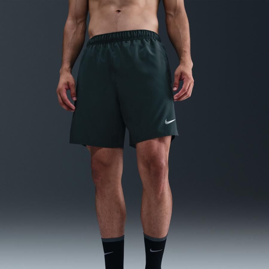 Nike Challenger Dri-FIT hardloopshorts met binnenbroek voor heren (18 cm) Groen