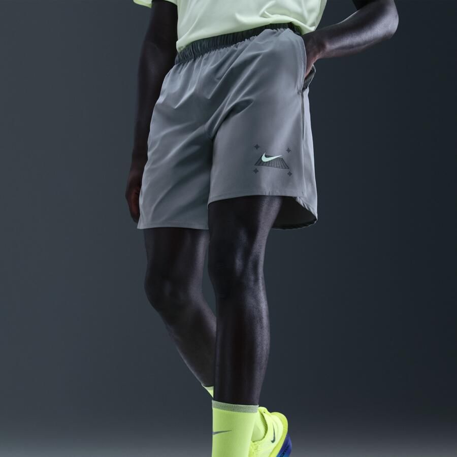 Nike Challenger herenshorts met binnenbroek (18 cm) Grijs