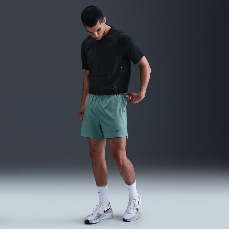 Nike Challenger multifunctionele 2-in-1 herenshorts met Dri-FIT (13 cm) Groen - Foto 4