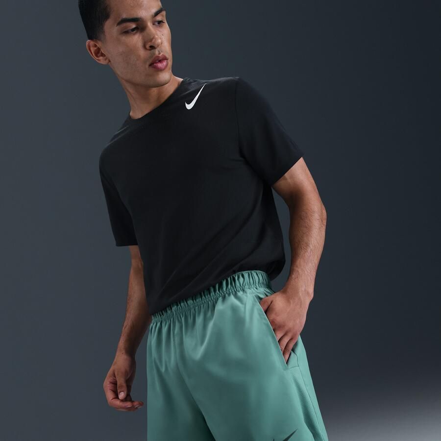 Nike Challenger multifunctionele 2-in-1 herenshorts met Dri-FIT (13 cm) Groen