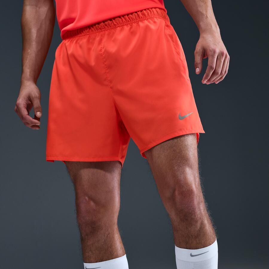 Nike Challenger multifunctionele 2-in-1 herenshorts met Dri-FIT (13 cm) Rood