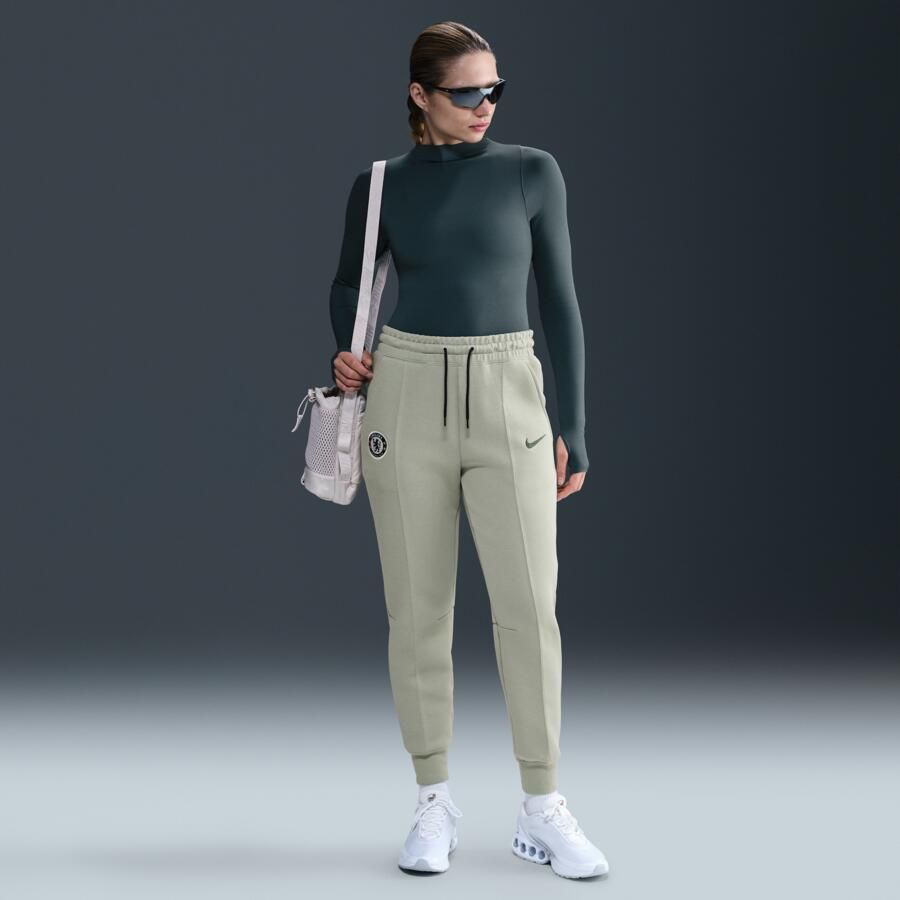 Nike Chelsea FC Tech voetbaljoggingbroek van fleece met halfhoge taille voor dames Groen - Foto 4