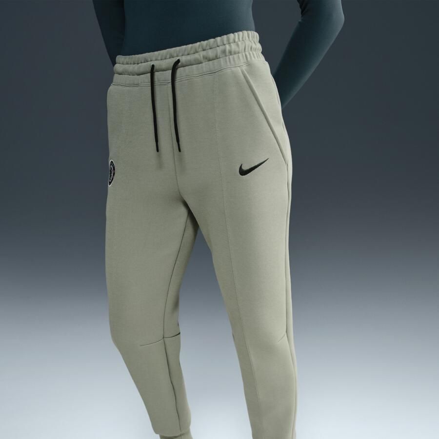 Nike Chelsea FC Tech voetbaljoggingbroek van fleece met halfhoge taille voor dames Groen