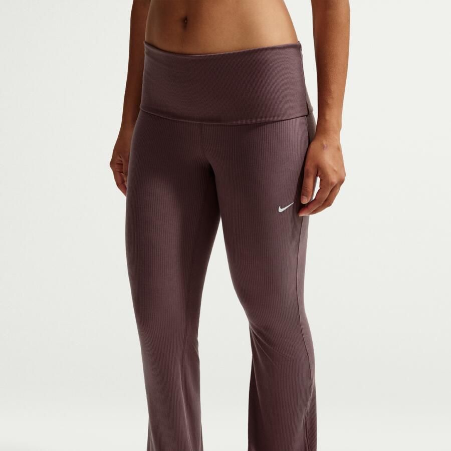 Nike Chill Knit aansluitende geribde broek met halfhoge taille voor dames Paars