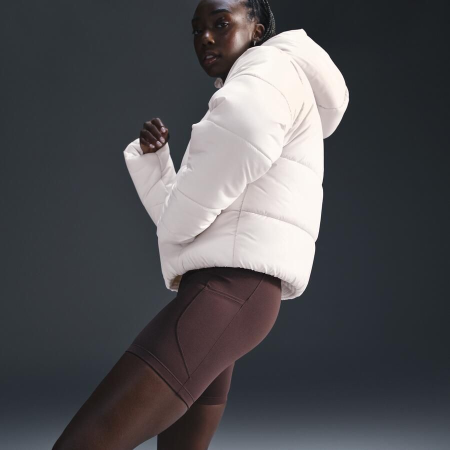 Nike Sportswear Classic Puffer Therma-FIT ruimvallend damesjack met capuchon Bruin - Foto 4