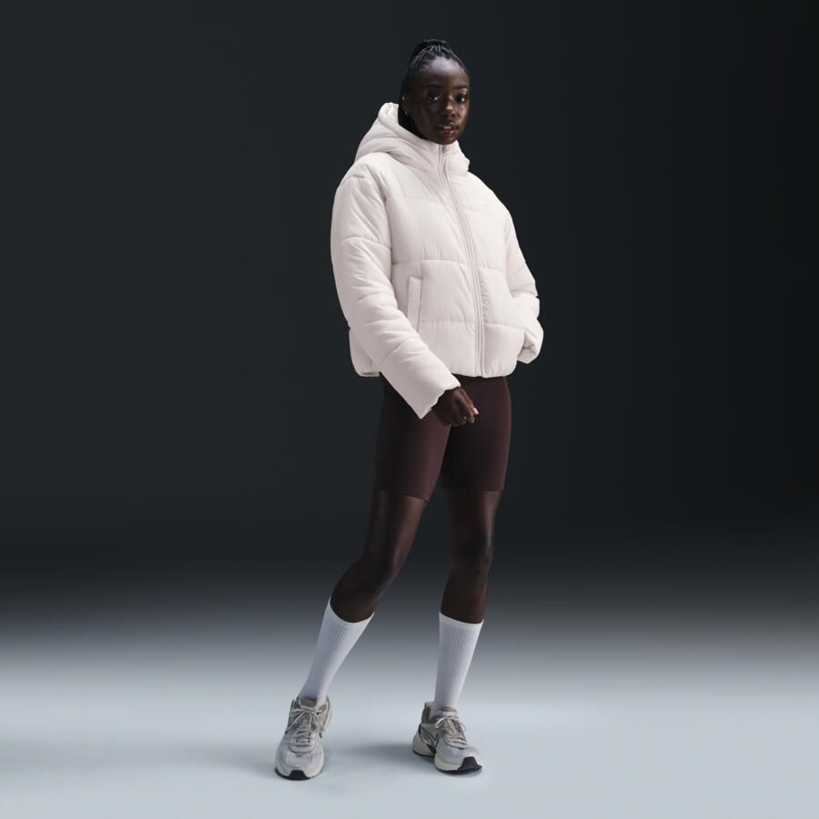 Nike Sportswear Classic Puffer Therma-FIT ruimvallend damesjack met capuchon Bruin - Foto 2